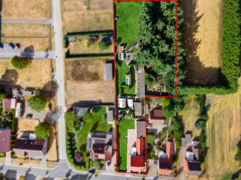 Te renoveren woning met 3 slaapkamers op 4.074m²<br />
Omschrijving:<br />
Gelijkvloers:<br />
Via de inkomhal betreden we deze charmante woning, die
