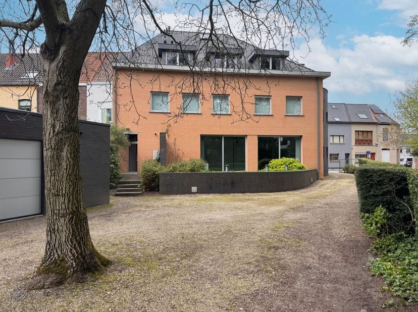 Meer info? 09 279 11 22 of info@centeroffice.be<br />
Dit kantoor is gelegen in de Achterstraat in Sint-Amandsberg.&amp;nbsp;Unieke ligging in een park en