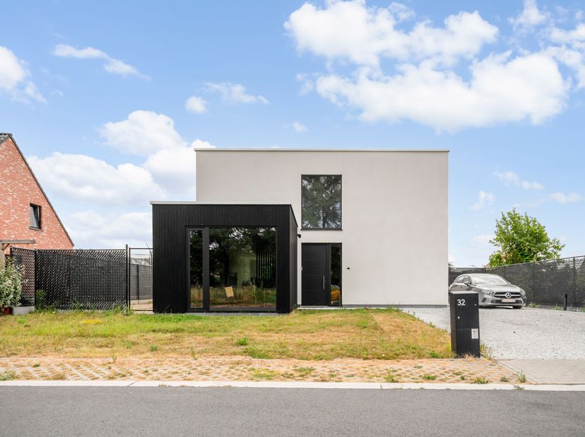 Energiezuinige topper te koop in Menen!<br />
Bij aankomst beschik je over een ruime oprit met plaats voor meerdere wagens. Je betreedt de woning via