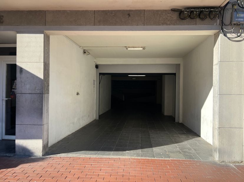 In de Graaf Jansdijk treft men deze garagebox aan in Residentie Belle Vue. De box situeert zich uiterst centraal door zijn locatie achter de Zeedijk e