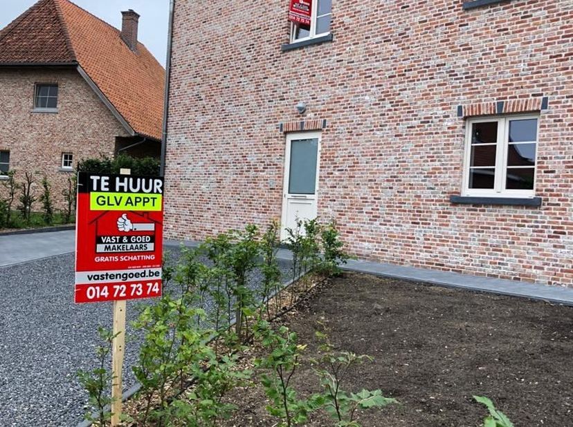 Ligging:<br />
Het appartement is gelegen nabij het centrum van Mol.<br />
Alle nodige faciliteiten (openbaar vervoer, winkels, scholen...) zijn goed