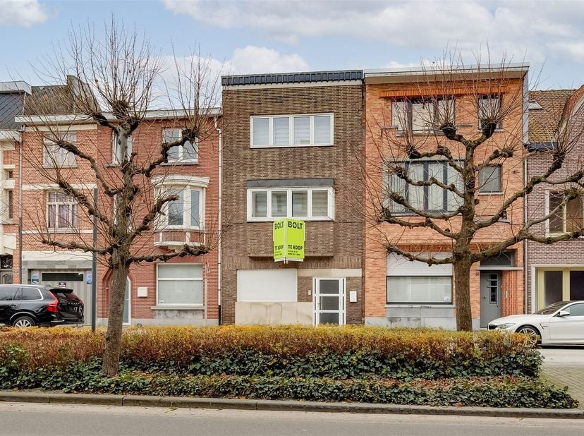 Op een boogscheut van het centrum van Sint-Niklaas, staat in de Koningin Elisabethlaan dit ruim en lichtrijk huis te koop. De bereikbaarheid is uitste