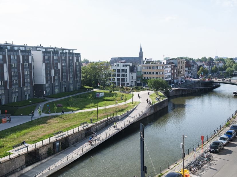 Op een gegeerde locatie aan de Coupure bevindt zich dit verzorgde appartement met een bewoonbare oppervlakte van 102 m². Dankzij de uitstekende liggin