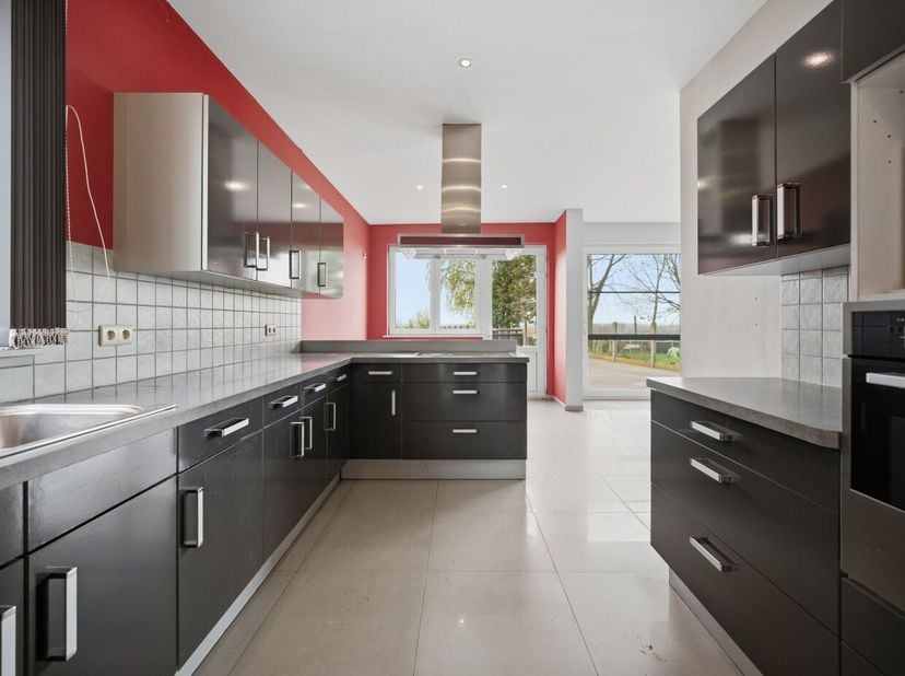 Deze verzorgde open bebouwing in Kortenaken is rustig gelegen en biedt een aangenaam zicht op de tuin, waar u in alle privacy van het groen en het pra