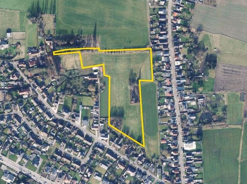 Ideaal voor paardenliefhebbers voor het stallen van paarden.<br />
<br />
Oppervlakte: 2ha 60a 80ca<br />
Bestemming: Agrarisch gebied<br />
Gebruik: