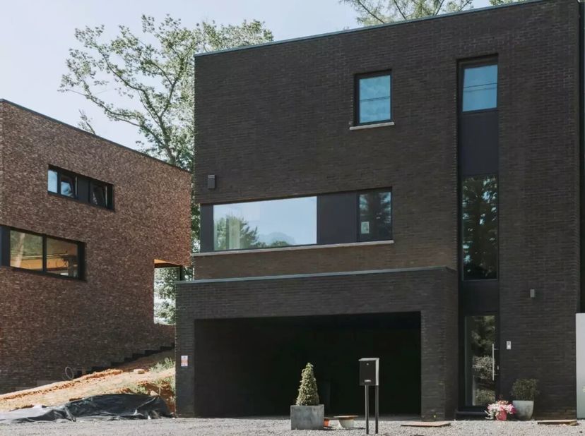Mooie bouwgrond voor een woning in halfopen bebouwing met een oppervlakte van 4a 62ca. De bouwgrond is ideaal gelegen in een rustige omgeving en de tu