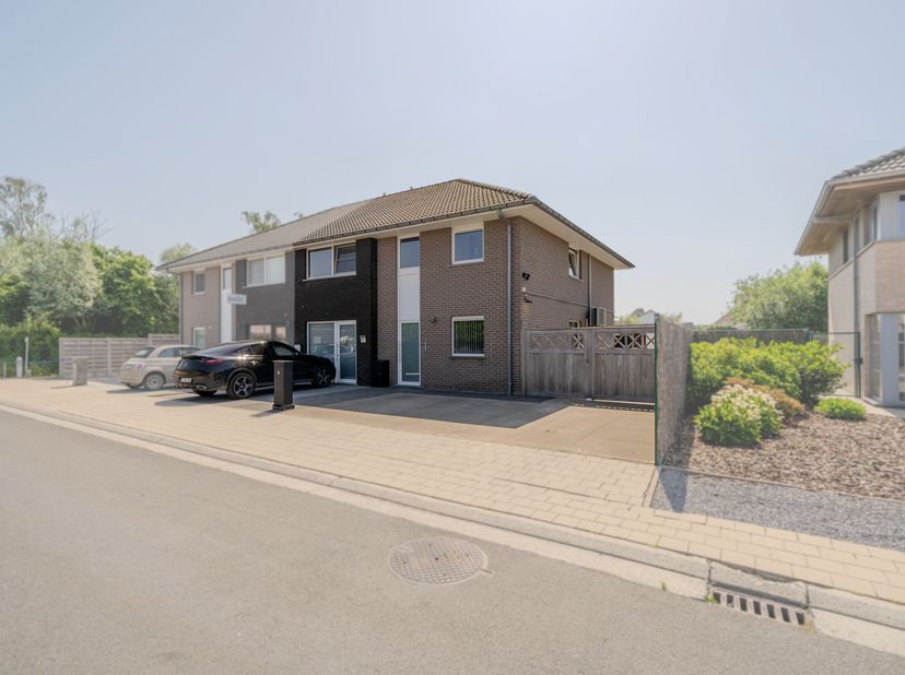Magnifique maison familiale prête à emménager, située dans un emplacement de choix dans un quartier résidentiel calme et convivial à Houthulst. Cette