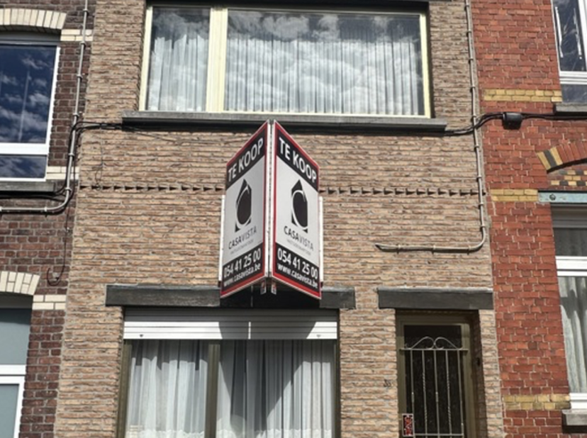 GEZELLIGE STADSWONING MET KOERTJE. Retrowoning die bewoonbaar is maar dient vermoderniseerd te worden.  In een hellende straat op wandelafstand van he
