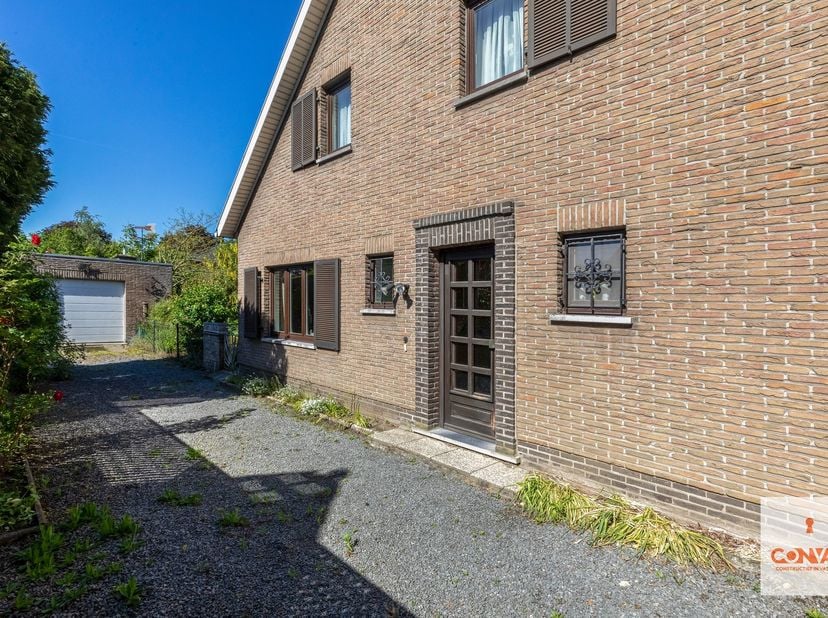 Deze woning bevindt zich op een gegeerde locatie in een rustige en residentiële buurt in Baarle-Drongen. De woning zelf is te renoveren en biedt veel