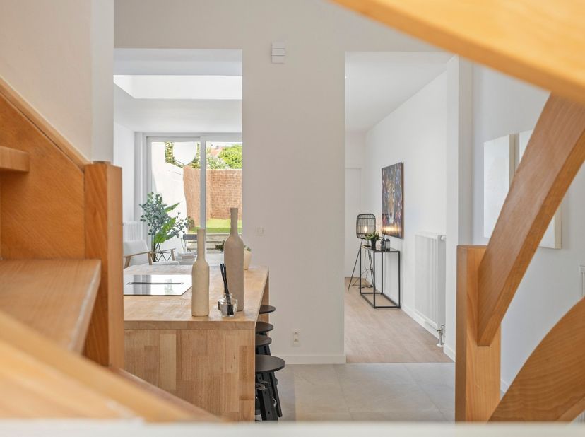 Ontdek deze pas gerenoveerde woning op wandelafstand van het centrum en de Leie te Kortrijk. <br />
<br />
Binnenkomen doet u via de inkomhal. Op uw l