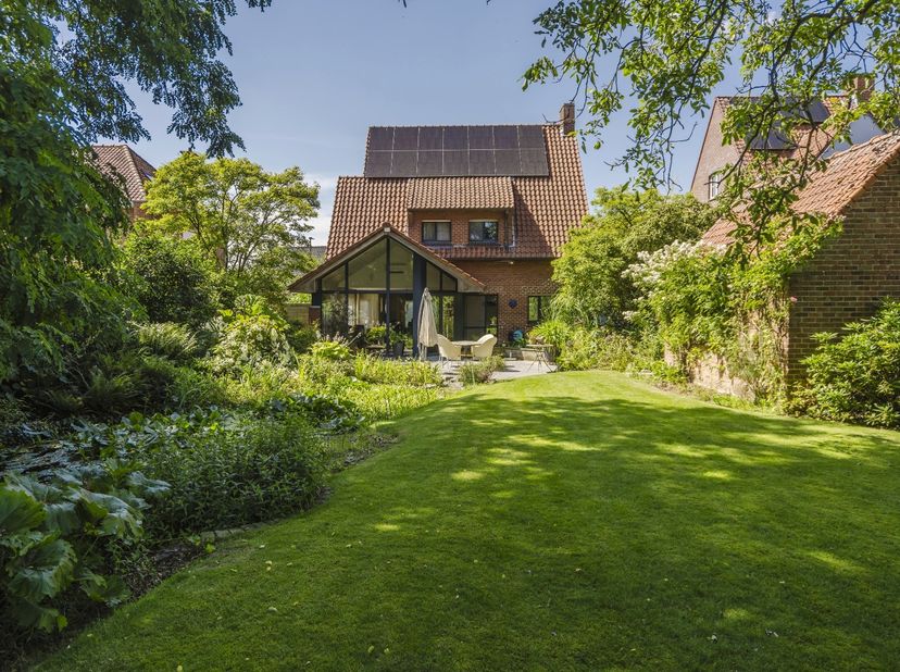 In het centrum van Kuurne bevindt zich deze vrijstaande woning op een uitzonderlijk perceel van ruim 1.000 m². De grootste troef is zonder twijfel de