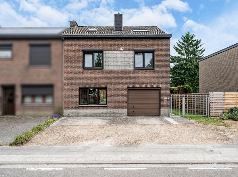 Bent u op zoek naar een ruime woning in een rustige woonwijk, dichtbij alle voorzieningen en belangrijke verbindingswegen? Dan is dit een unieke kans!