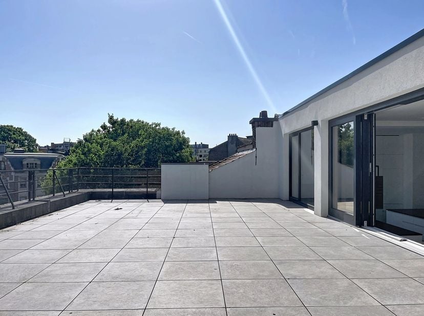 Situé à proximité du rond point Montgomery, découvrez ce penthouse duplex de 226m2, selon PEB, situé dans une magnifique maison Art Deco de 1932 entiè