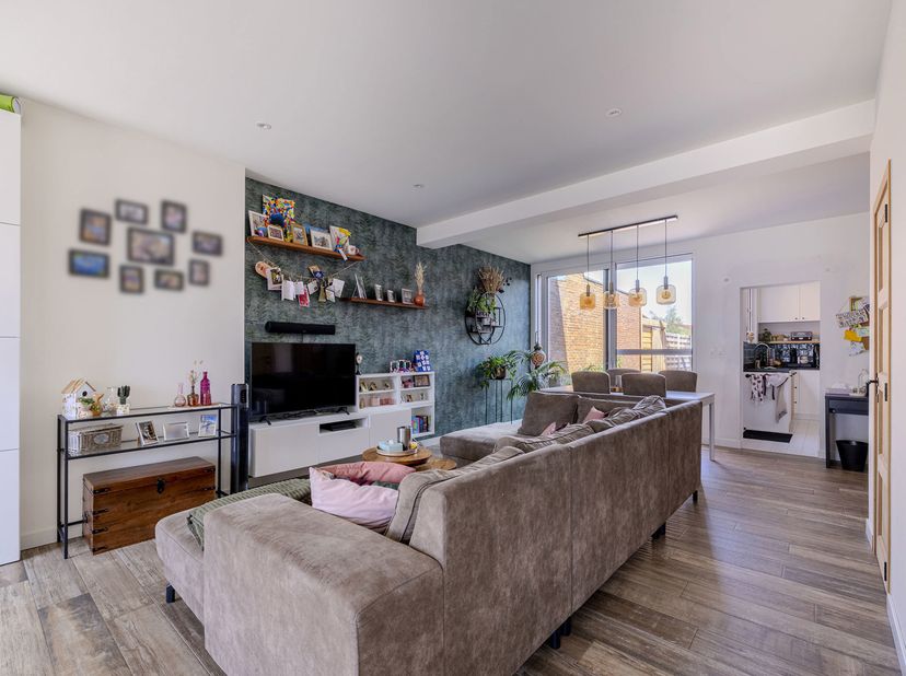 Ontdek deze gerenoveerde gezinswoning met een gezellige tuin, bereikbaar via een servitudeweg, gelegen aan Stevennekens 111 in Rijkevorsel. De woning