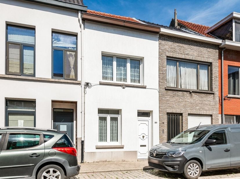 Huis met 2 slaapkamers, bijgebouw met studio en toegang lans achter.<br />
<br />
Deze ruime woning werd door de jaren heen perfect onderhouden en g