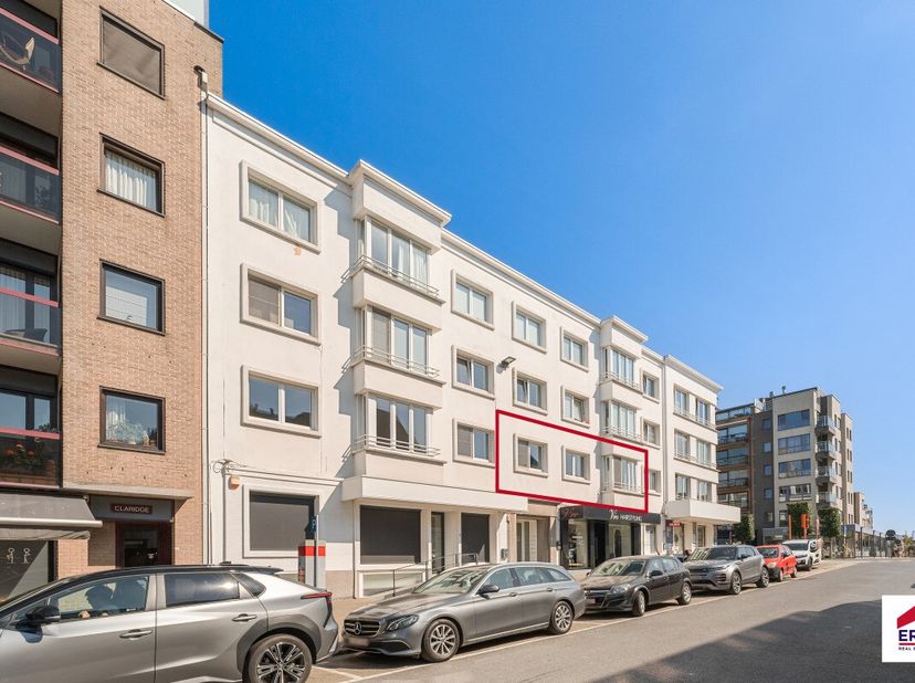 Appartement in hartje Koksijde-Bad, op wandelafstand van de zee en de zeedijk. Dit prachtig gerenoveerd appartement combineert een centrale ligging me