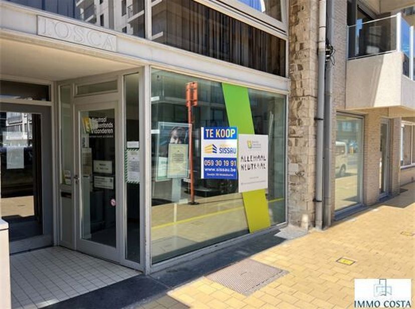 À vendre : immeuble d'investissement idéal en excellent état, actuellement loué.<br />
Ce local commercial polyvalent offre un vaste espace de vente a