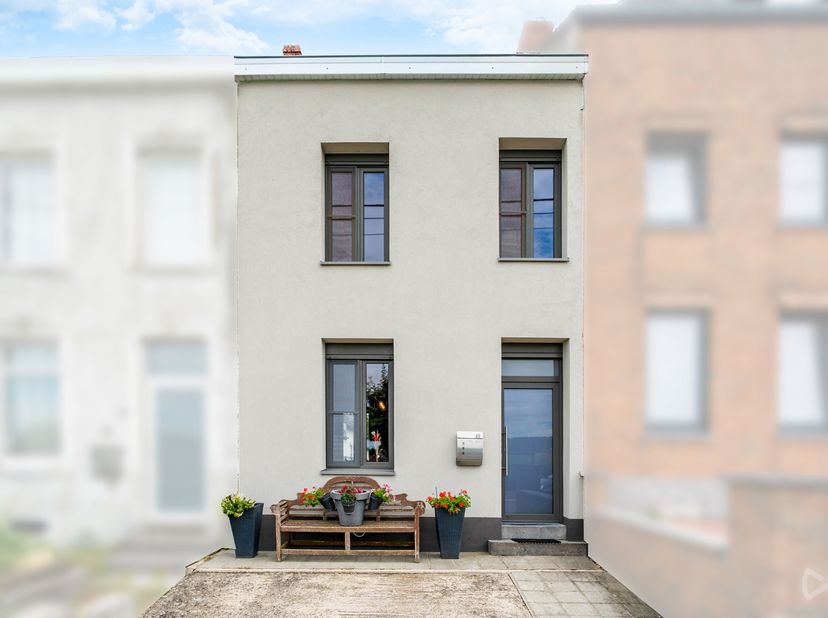 Maison 2 chambres entièrement rénovée, à proximité de toutes les commodités.<br />
Située à deux pas des commerces, des transports en commun et des éc