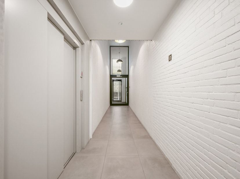 Dit prachtige appartement uit 2016 is gelegen in het centrum van Tienen en biedt alle comfort. Het appartement is gelegen op de eerste verdieping en b