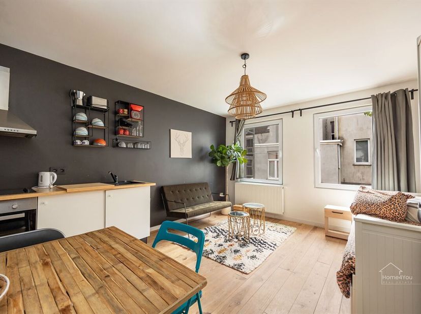 Gezellige studio vlakbij Antwerpen Centraal!<br />
Ideaal gelegen nabij de Carnotstraat met alle nodige winkelvoorzieningen en openbaar vervoer op loo