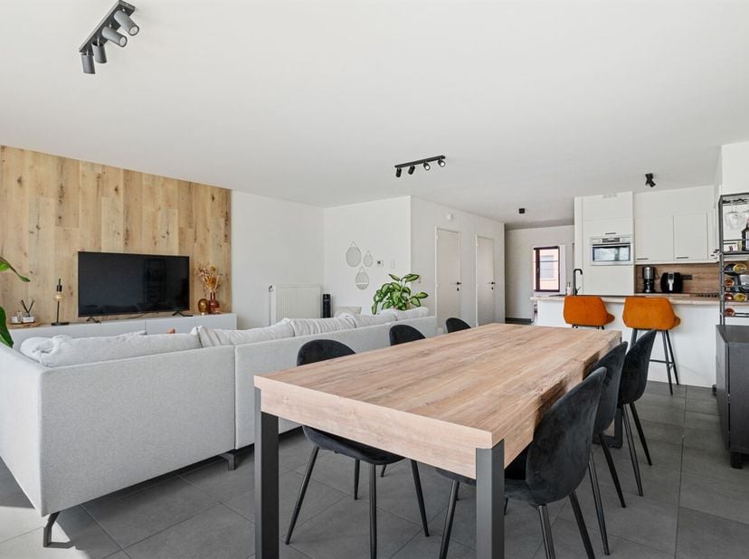 Instapklaar appartement met 2 slaapkamers, ruim terras en autostaanplaats<br />
Locatie<br />
Het appartement is gelegen op een gunstige locatie met v