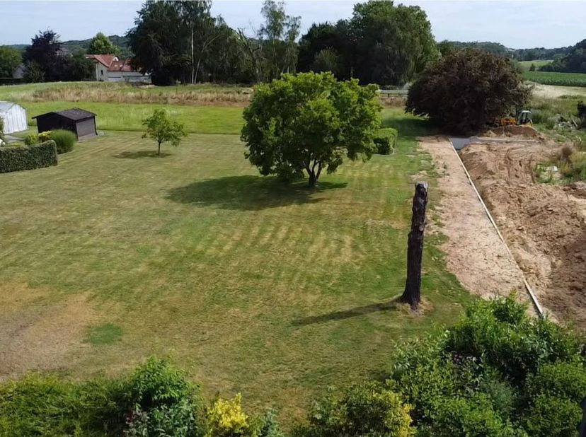 Bouwgrond gelegen tussen Maleizen en Hoeilaart, op wandelafstand van het openbaar vervoer, winkels en nabij de E411.<br />
Het perceel heeft een opper