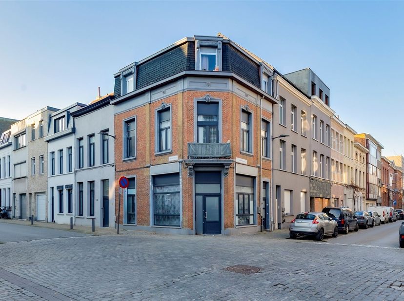 In een hippe en gegeerde wijk te Berchem, vinden we dit charmante hoekhuis te koop. Op wandelafstand vind je Berchem Station. Ook het centrum van Antw