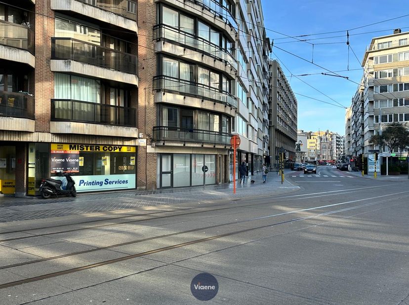 Handelsgelijkvloers in een opvallend pand gelegen op een druk kruispunt met hoge visibiliteit - commerciële locatie dichtbij het Casino-Kursaal en de