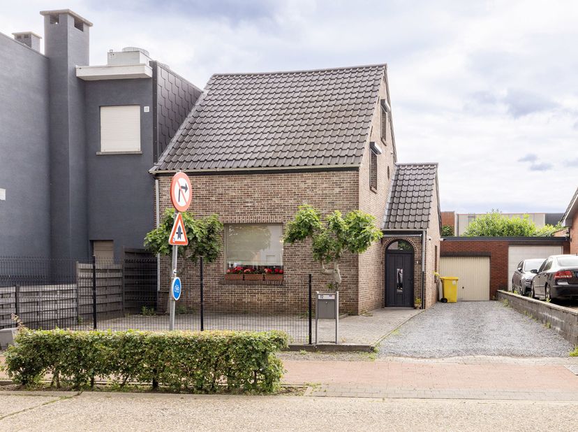 Gezellige HOB met 3 slaapkamers. <br />
Deze halfopen woning werd met zorg gerenoveerd. De keuken is smaakvol ingericht en uitgerust met hoogwaardige