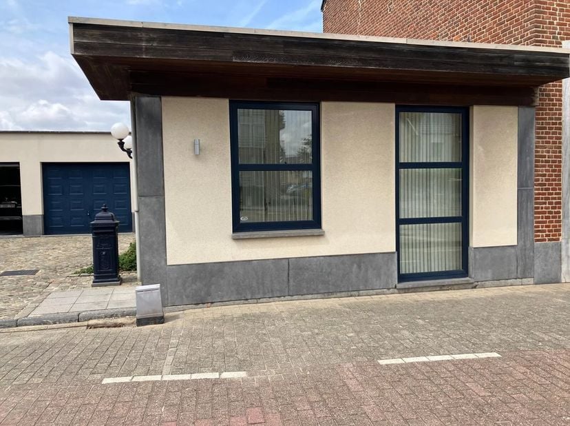 Deze aangename studio van 77 m² ligt in het rustige Heers. De woning is volledig uitgerust om te voldoen aan de woonbehoeften. Dankzij de grote raampa