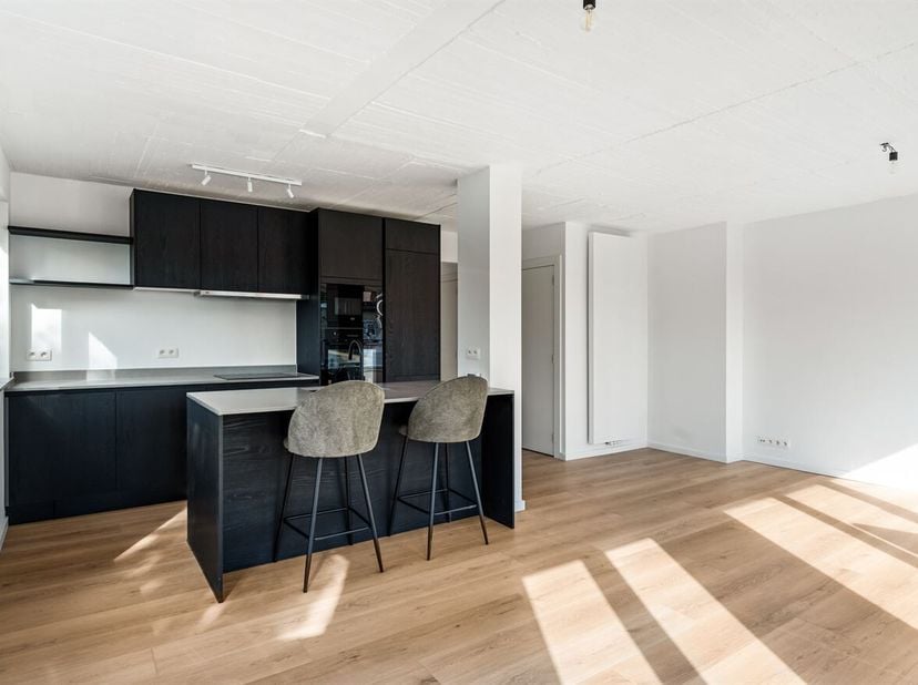 Cet appartement prêt à être emménagé se trouve au dernier étage d'un petit immeuble sans ascenseur, situé dans la Jan van Parijsstraat à Deurne. Vous