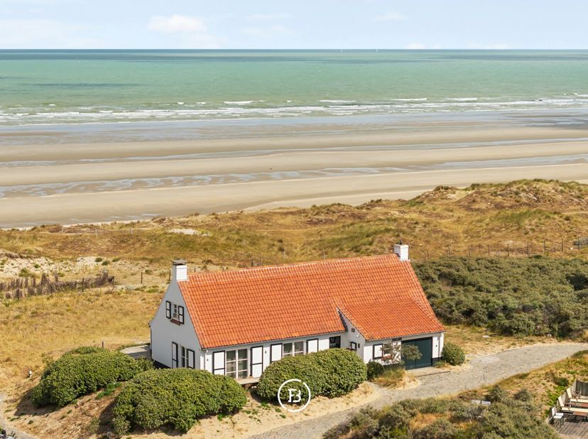 Op een van de meest gegeerde locaties aan de Belgische kust, verscholen in het private domein 'Het Visserdorp', bevindt zich deze uitzonderlijke villa