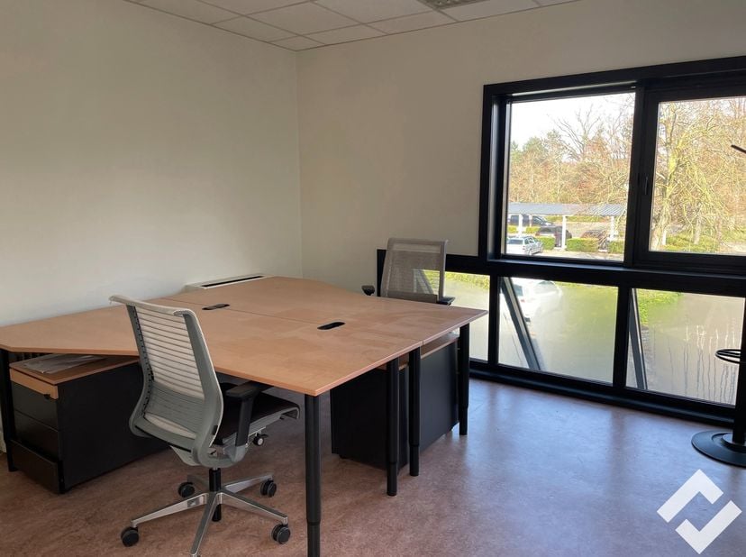 Instapklare kantoorruimte van 15m2 te huur met gunstige ligging op de voormalige Sleurs site te Balen (verbindingsweg Balen - Leopoldsburg N18). Dit k