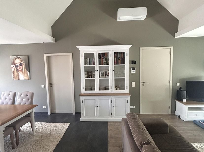 Penthouse te koop van een kleinschalig appartementencomplex.<br />
105m2<br />
<br />
Ligging: vlakbij de E313 en E314<br />
<br />
EPC B<br />
<br />
