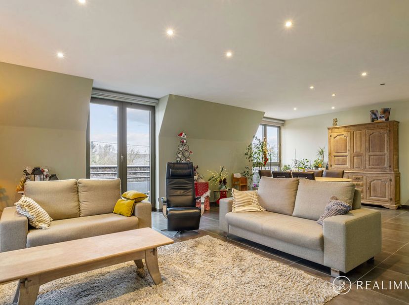 Deze uitzonderlijk ruime en magnifiek afgewerkte penthouse is gelegen nabij het centrum van Dottenijs (deelgemeente van Moeskroen), dicht bij alle nod