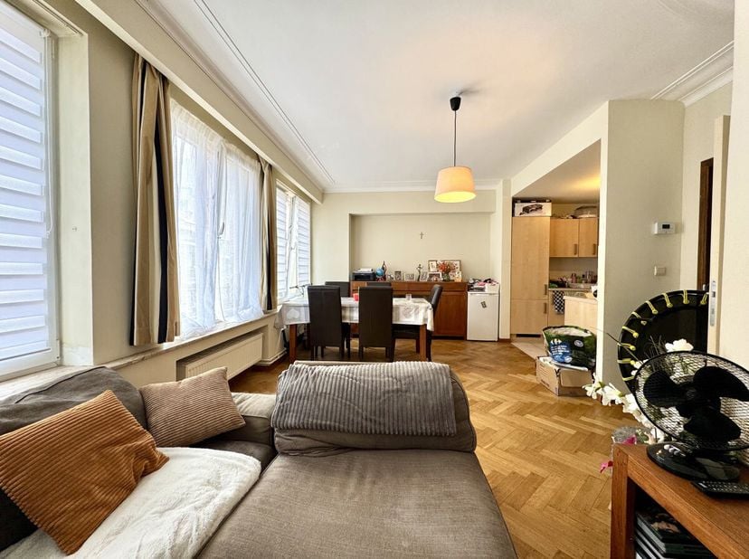 Dit gezellige appartement met 2 slaapkamers is ideaal gelegen in het hart van Etterbeek, vlak bij het openbaar vervoer (Thieffry en Pétillon), winkels