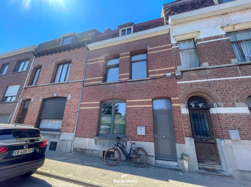 Zeer mooi huis met een woonoppervlakte van 100 m² (exclusief zolder en kelder) met twee slaapkamers en een tuin. <br />
Entreehal met open trap, apar