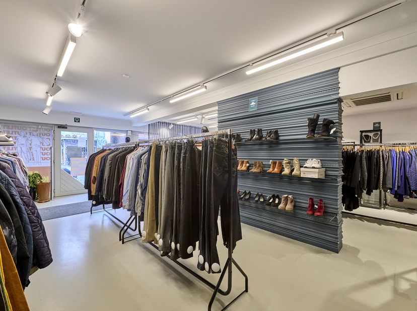 Op een goed bereikbare en commerciële locatie in Peer bevindt zich deze instapklare handelsruimte met een ruime etalage en een open winkeloppervlakte,