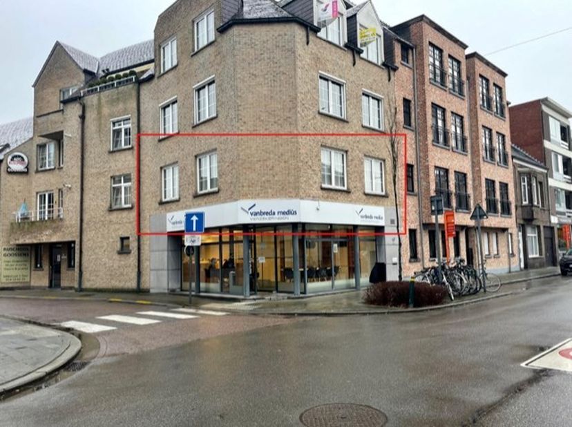 Dit instapklaar appartement is gelegen in de Veldstraat 1 bus B  in het centrum van Geel. Door de centrale ligging zijn scholen, winkels en het openba