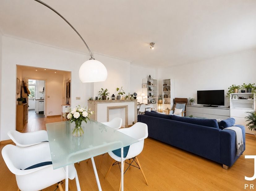 Idéalement situé entre le Parc Brugmann et le Parc de Wolvendael, ce magnifique appartement bénéficie d’un environnement verdoyant et recherché. L’arr