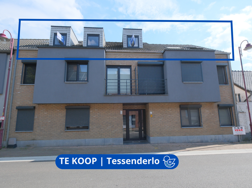 Aangenaam gelegen appartement op de volledige bovenste verdieping, waardoor je kan genieten van extra privacy, rust en een open gevoel. De bewoonbare