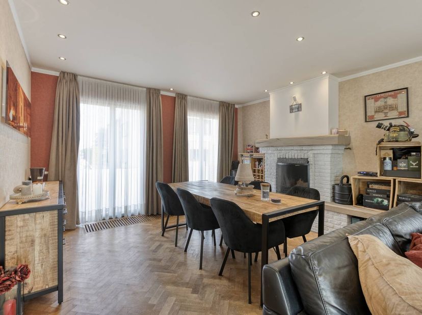 Bent u op zoek naar een gezellige, instapklare woning op een goede locatie? Dan is deze gezinswoning, gelegen aan de Schepenenlaan 6 in Bilzen-Hoeselt