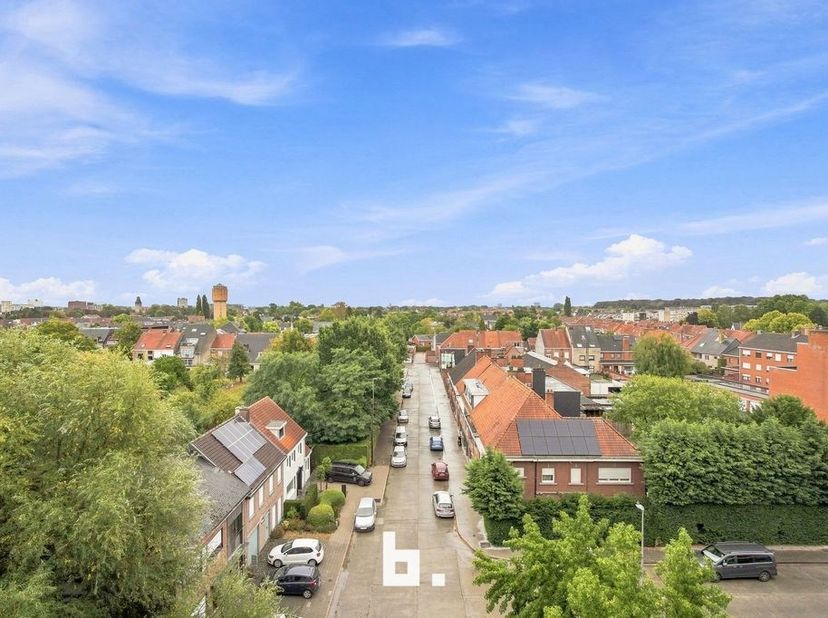 Op zoek naar een interessante investering of een comfortabel appartement om zelf te bewonen? Dan is dit appartement een echte opportuniteit!<br />
<br