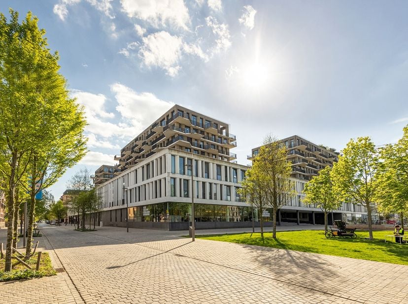 Aan het Schengenplein, in de populaire Cadixwijk op ’t Eilandje, bevindt zich dit instapklare appartement van 82 m² met twee terrassen van samen 23 m2