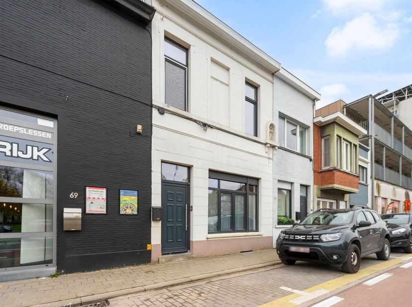 Instapklare starterswoning in centrum Kortrijk te koop<br />
Je betreedt de woning via de inkomhal en komt vervolgens in de gezellige leefruimte met z