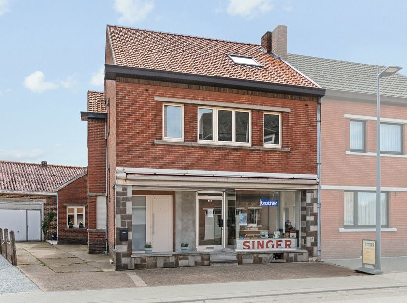Gelegen in het geliefde Vlijtingen, een deelgemeente van Riemst, bevindt zich deze ruime halfopen bebouwing met grote garage (41,61m2) op een zonnig p