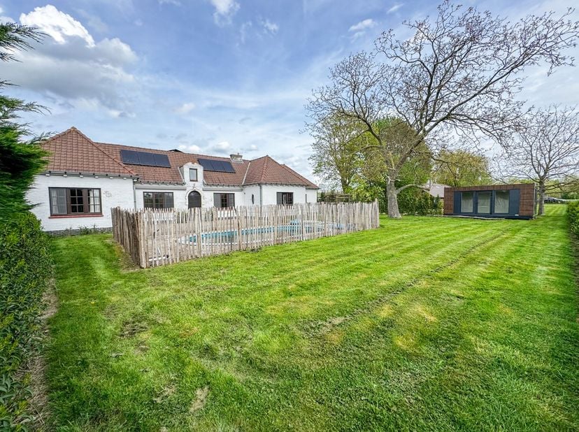 Deze eigendom langs de vaart combineert een groene omgeving met een vlotte bereikbaarheid dankzij de nabijheid van de E40. Gelegen op een perceel van