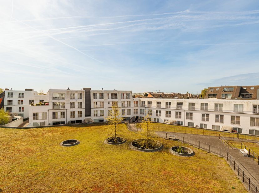 Dit ruim en lichtrijk éénslaapkamerappartement van ca. 76 m² bevindt zich op de bovenste verdieping van een recent gebouw en combineert comfort met ee