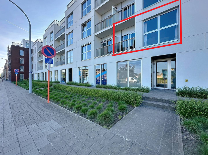 Dit appartement is gelegen op een toplocatie net buiten de ring van Brugge, in een rustige en groene omgeving langs de Damse Vaart. De buurt biedt een