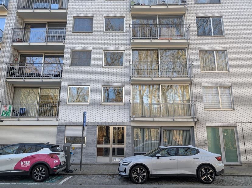 Ligging:  Centraal gelegen dicht bij het Gemeentepark Bremweide en diverse connecties voor openbaar vervoer en invalswegen. <br />
 <br />
Indeling: